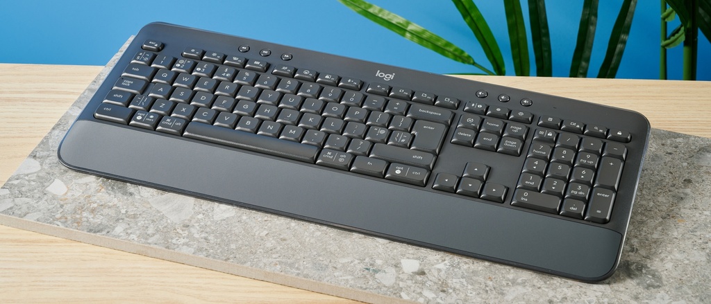 Logitech Signature K650 Wireless Keyboard with Palm rest - Graphite